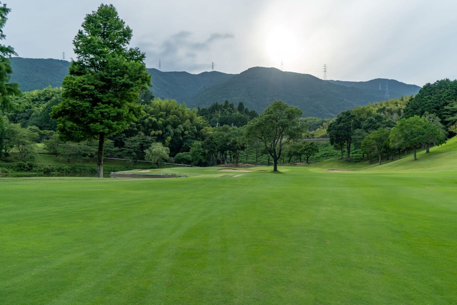 와카미야 골프클럽 페어웨이와 산 능선