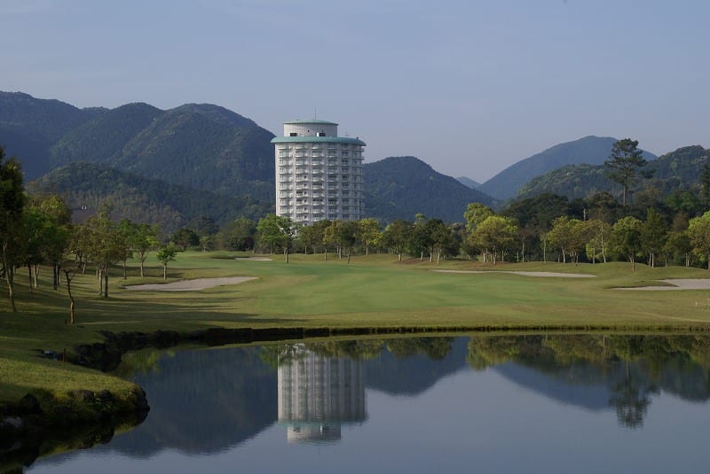연못에 리조트 타워가 비치는 케도인 골프클럽 전경