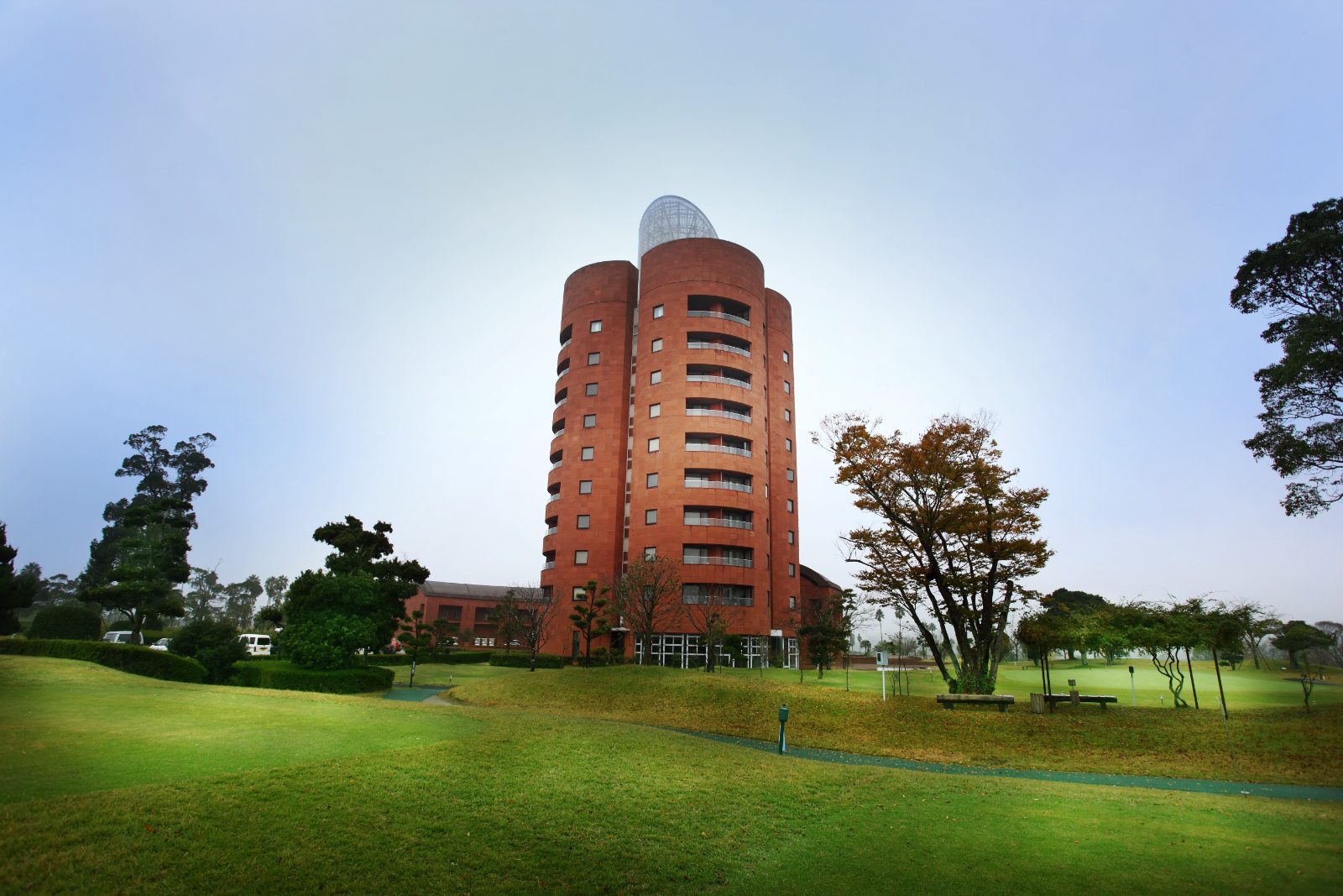 유럽 중세 성을 연상시키는 아이와 미야자키 리조트 외관