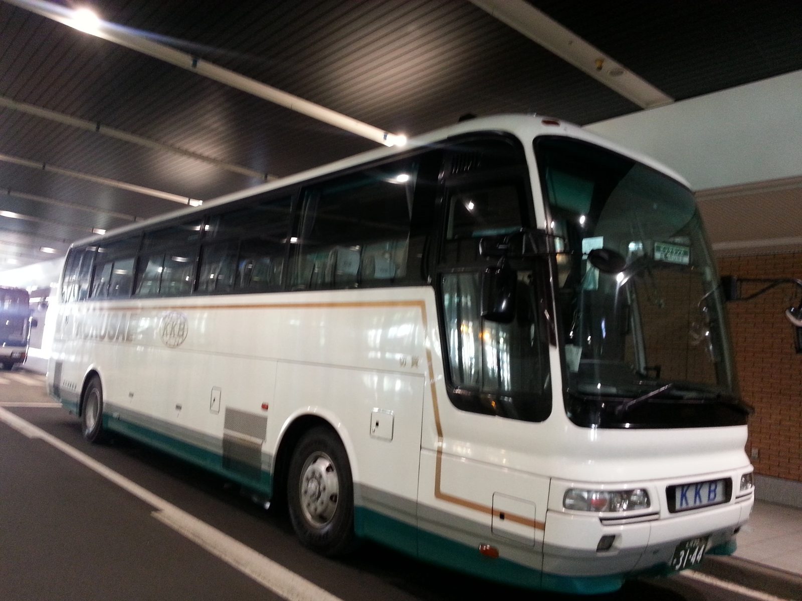 신치토세공항 1층 승차장에 정차한 공항 셔틀버스