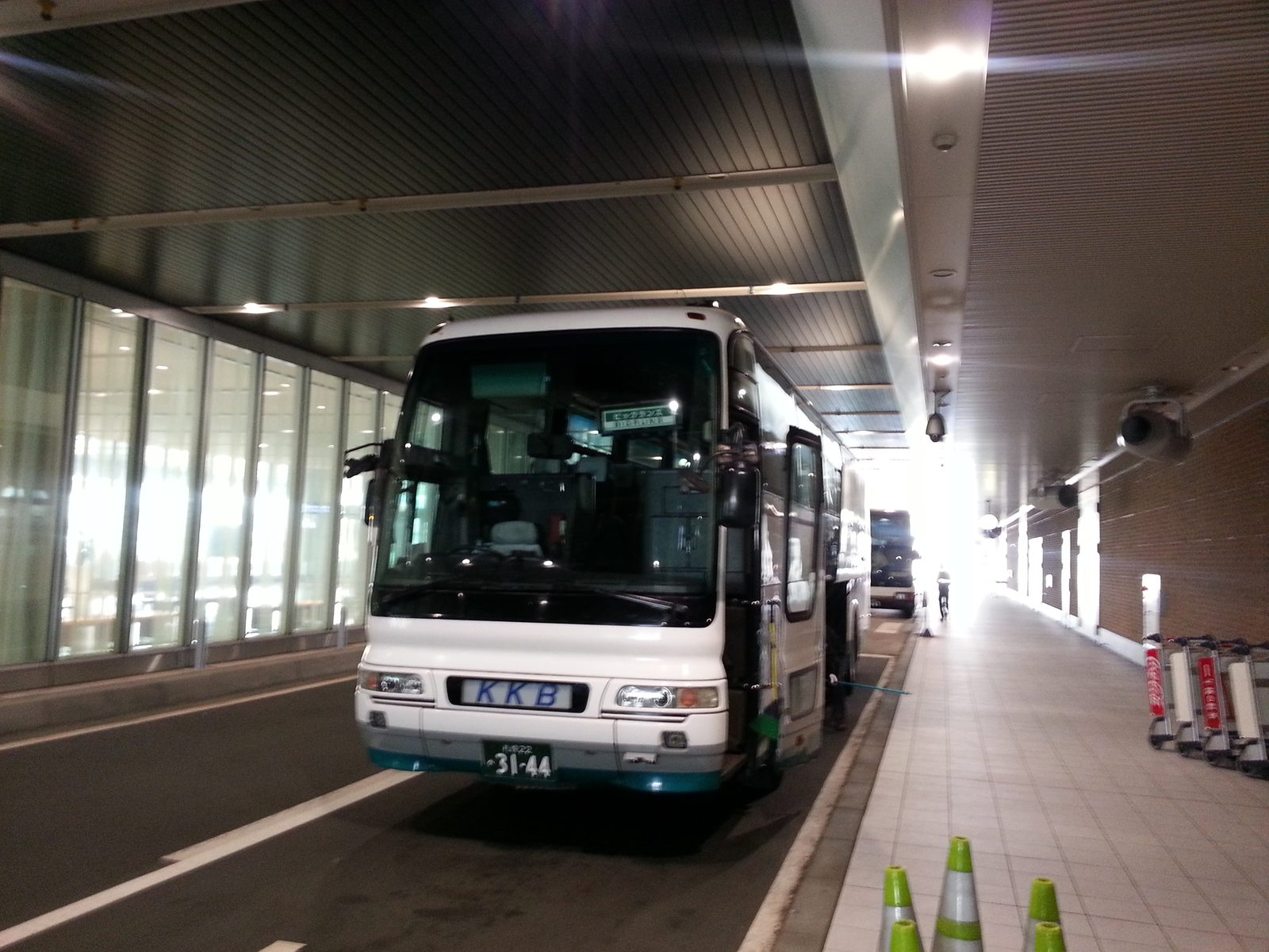 승차장에 대기 중인 신치토세공항 셔틀버스