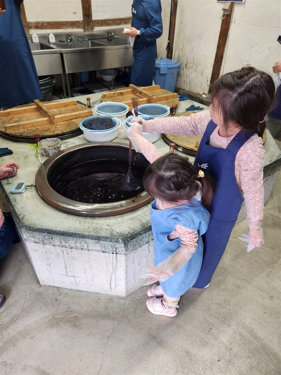 항아리에 천을 담그는 순간