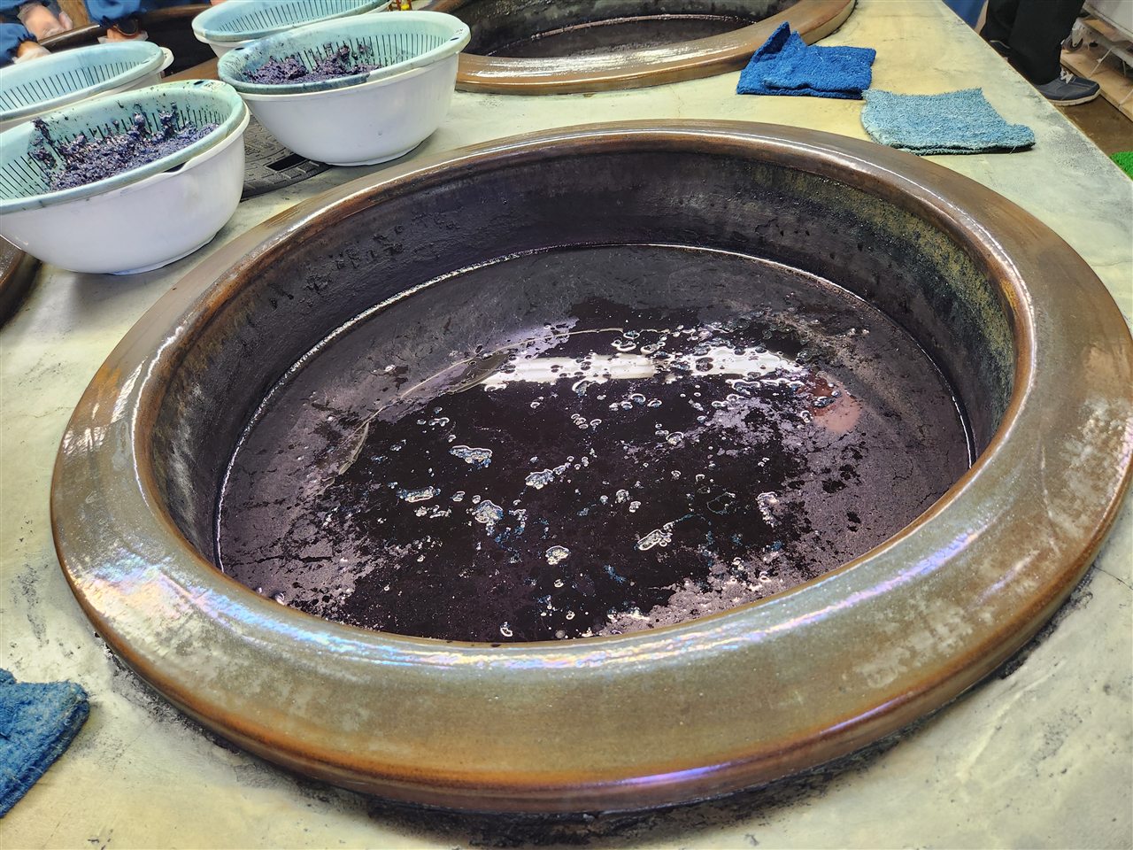 발효 중인 쪽 염료 항아리